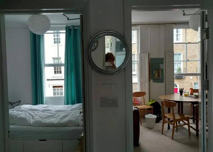 Central London Flat. Georgian Terrace. Bright.
