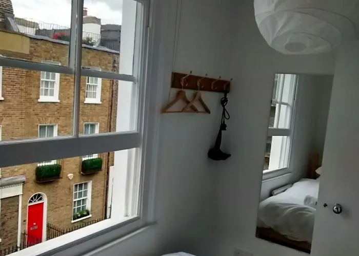 Central London Flat. Georgian Terrace. Bright.